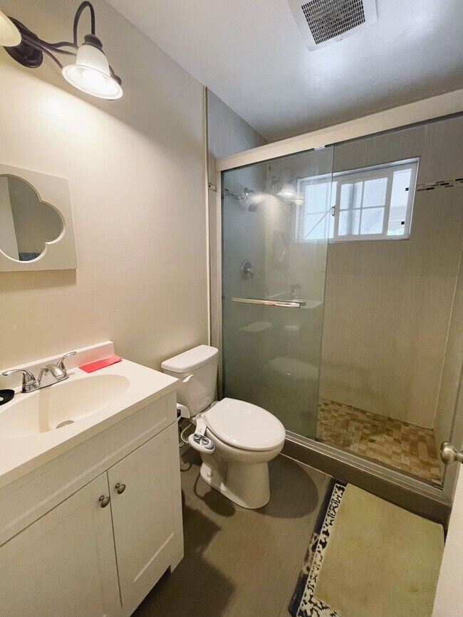 Foto del edificio - Single family rancher with 3 beds and 2 baths