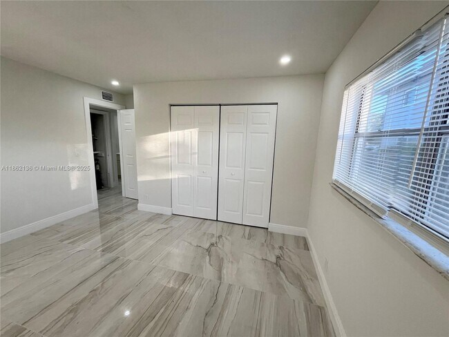 Foto del edificio - 8011 NW 44th Ct