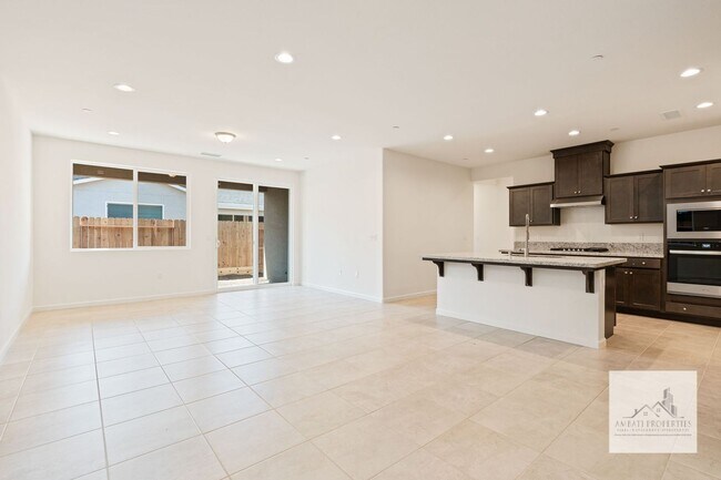 Foto del edificio - Brand New Four Bedroom Home with Solar!