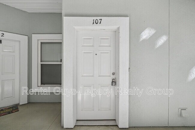Foto del edificio - 8192 Cabin Lake Cir
