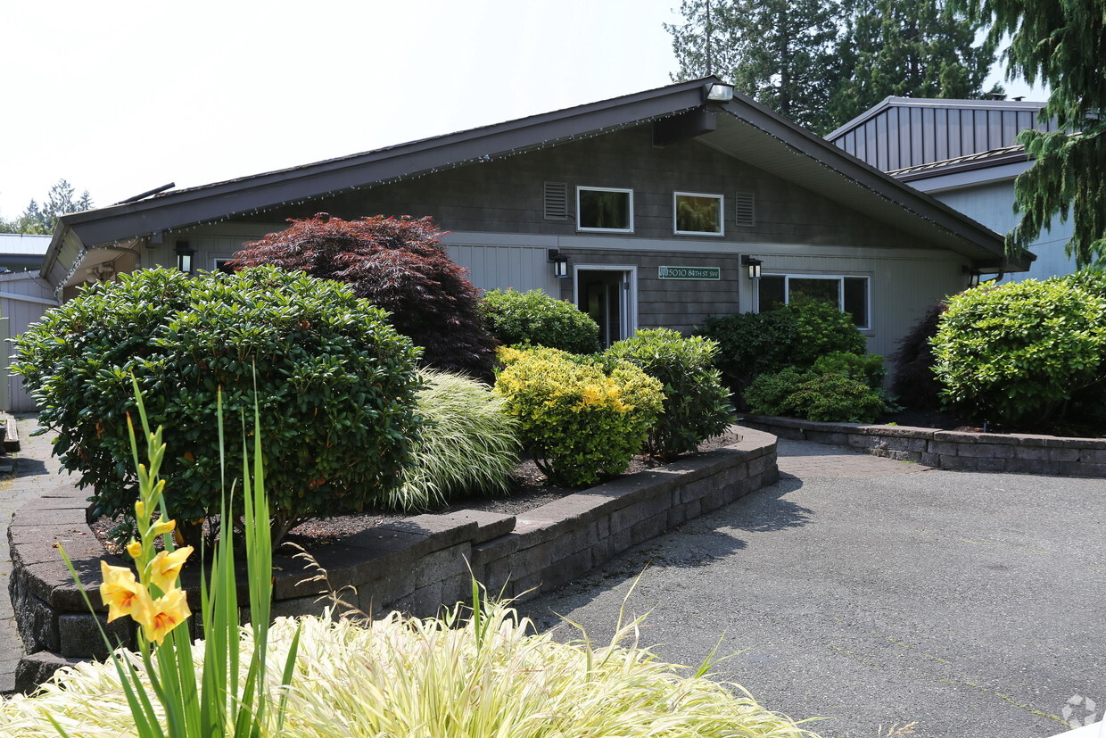 Primary Photo - The Courtyard Apartment Homes