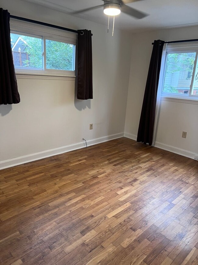Building Photo - Cute Cottage, Super convenient location/ w...