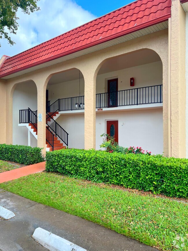 Building Photo - 130 Lake Dora Dr