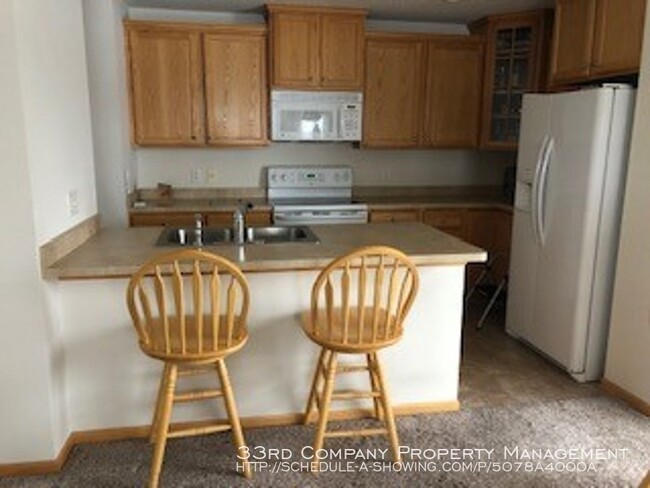 Building Photo - Woodbury 3 Bedroom End Unit Townhome!