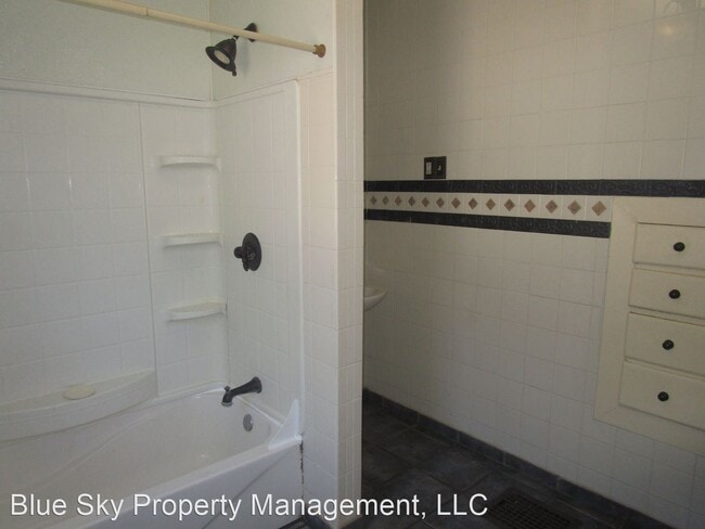 Building Photo - 3 br, 1 bath House - 1212 N Granville Ave