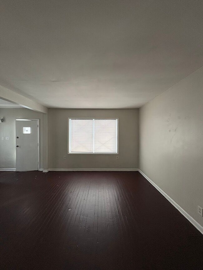 Building Photo - Three bedroom one bathroom home for rent