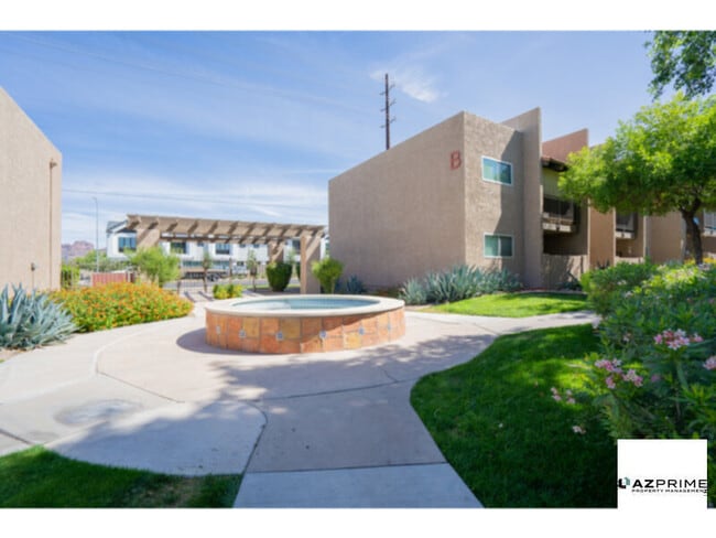 Foto del edificio - Settle Into this Beautifully Refreshed 2/1 Phoenix Condo in the Desirable Arcadia Area.
