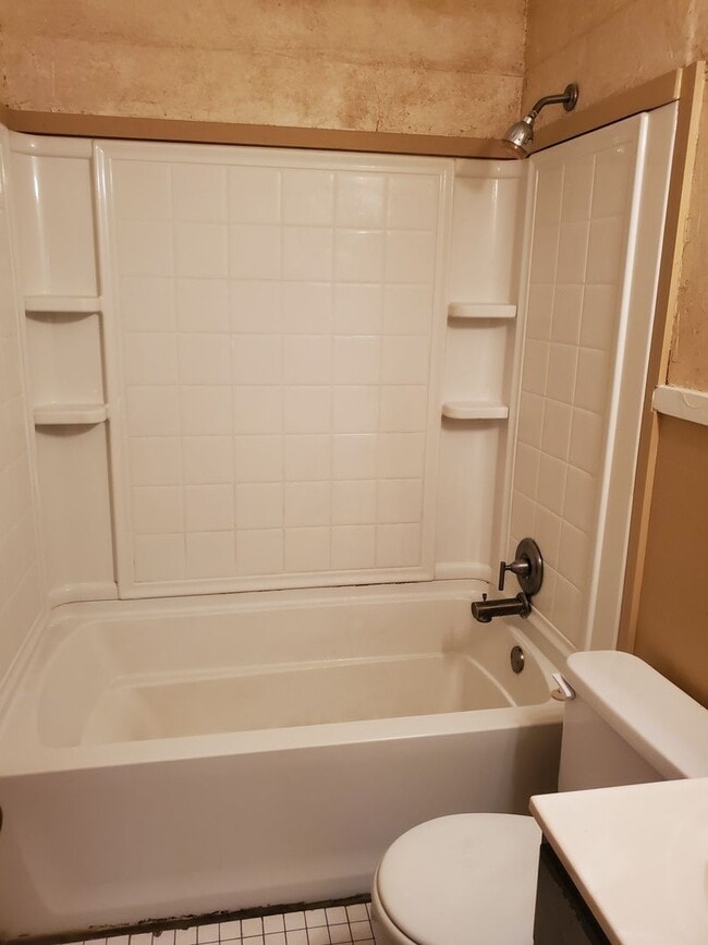 Building Photo - Nice 2 bedroom very near College Hill park