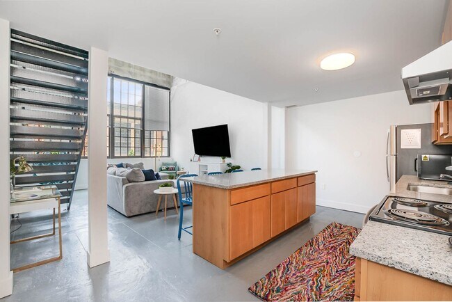 Foto del edificio - Renovated 100+ year old industrial factory converted to open loft concept