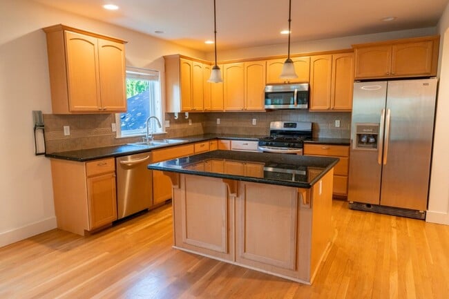 Building Photo - 4bd/2.5ba Seattle Home