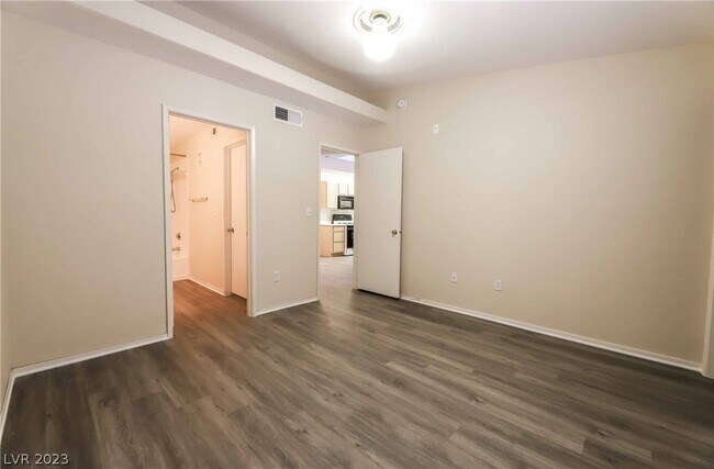 Building Photo - 950 Seven Hills Dr