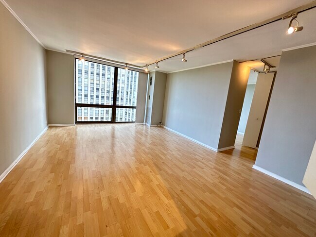 Foto del edificio - 2650 N Lakeview Ave