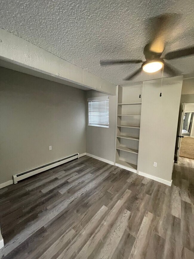 Building Photo - Beautifully Just Renovated End Unit Apartm...