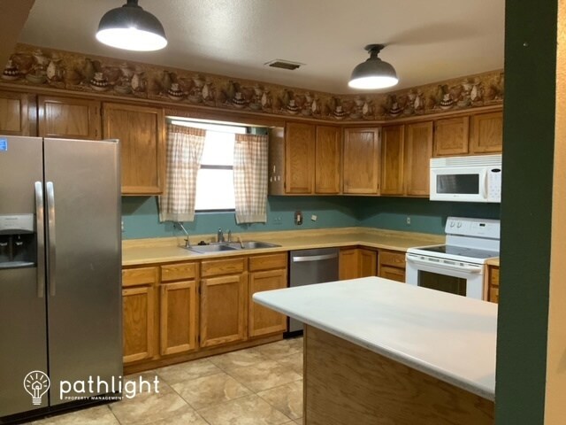 Building Photo - 701 Nicklaus Drive SE