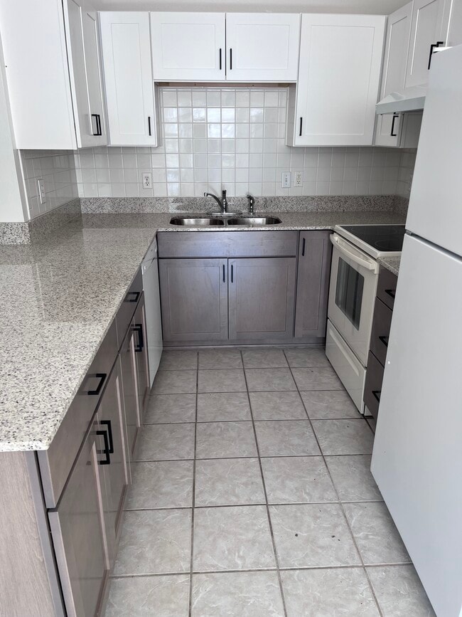 Foto del edificio - 1607 N Timberline Dr