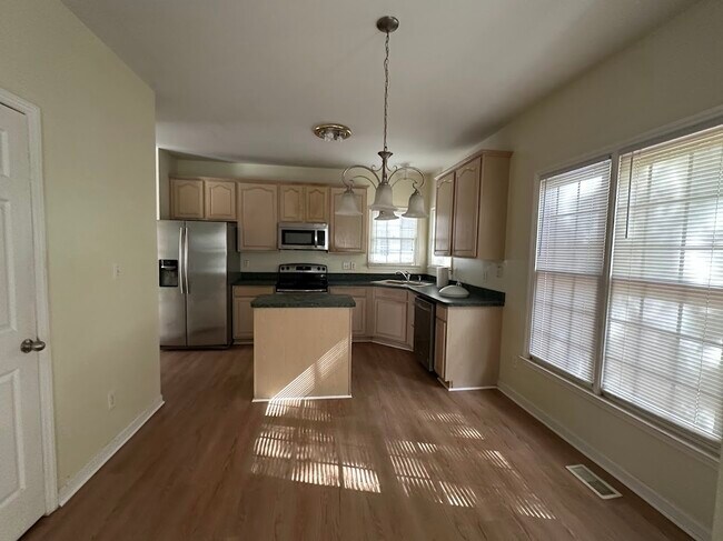 Foto del edificio - 412 Silvergrove Dr