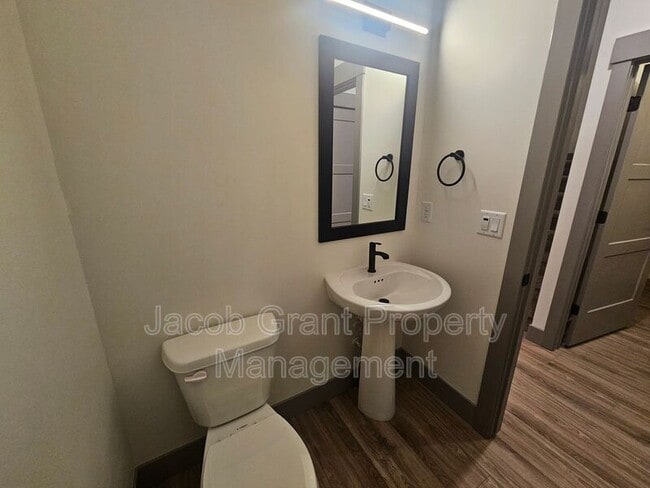 Building Photo - 5157 Beach Dr