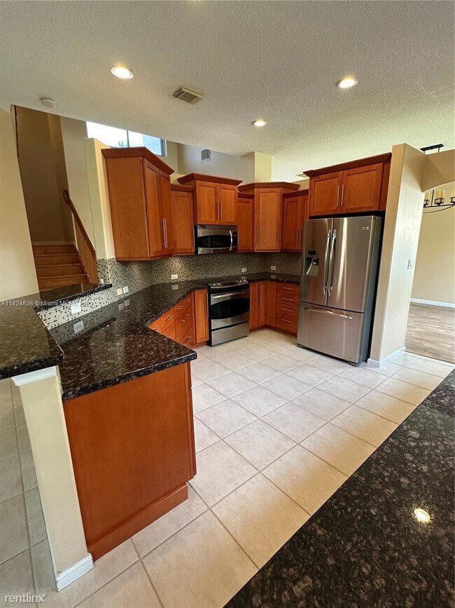 Foto del edificio - 5 br, 3 bath House - 19018 NW 23rd Pl