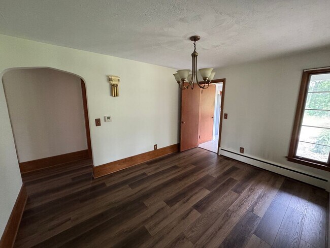 Foto del edificio - Charming 3 Bed, 1 Bath Home with 3-Car Gar...