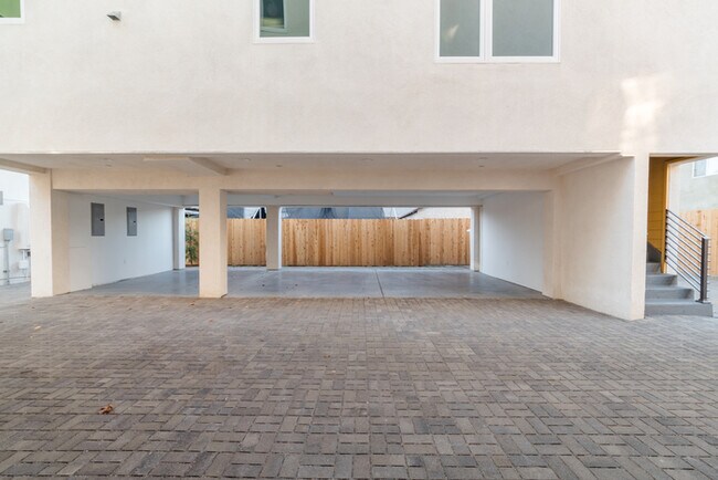 Foto del edificio - Two Bedroom Town Home-style Like Near NoHo Arts District