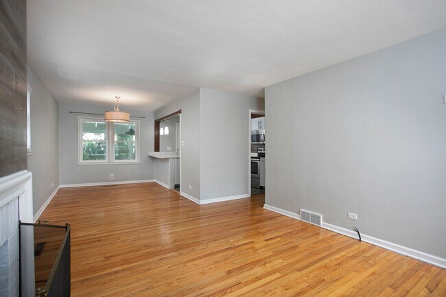 Foto del edificio - Gorgeous Updated 3 Bed In Trinity Park - P...