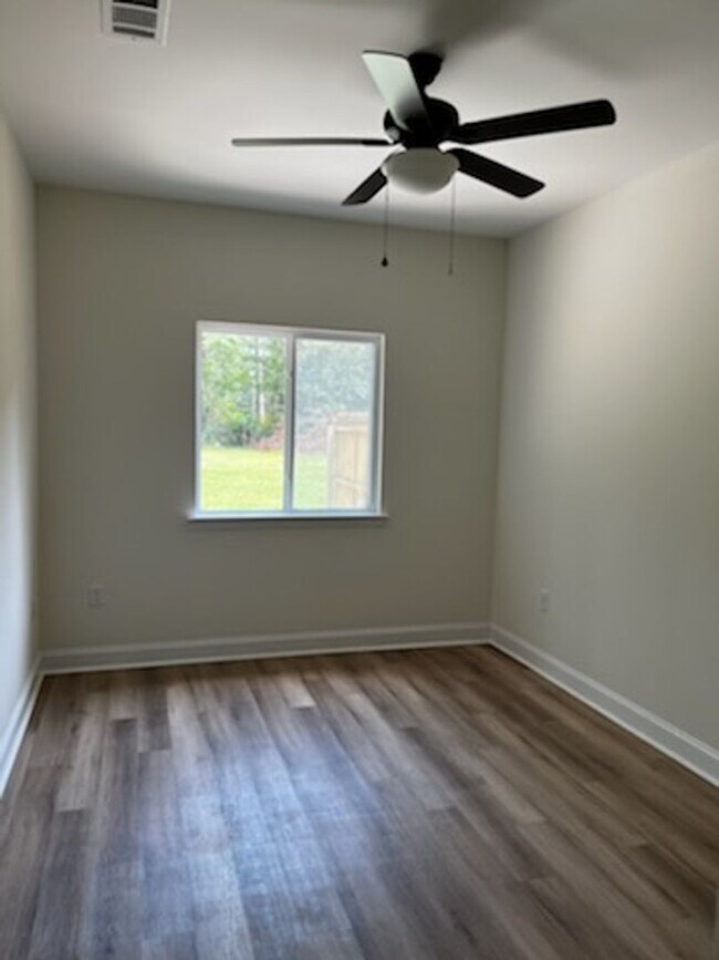 Foto del edificio - Brand New 3 Bedroom, 2 Bathroom Duplex in ...