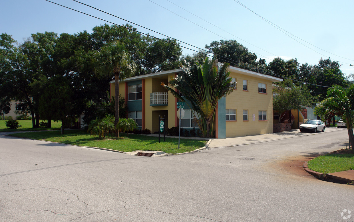 Crescent Lake Apartments St Pete