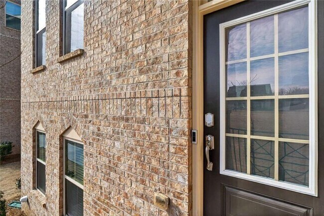 Building Photo - 3960 Redwood Dr