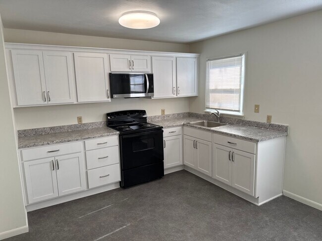 Foto del edificio - 3 Bedrooms! New kitchen! Unfinished Basement! $1095!