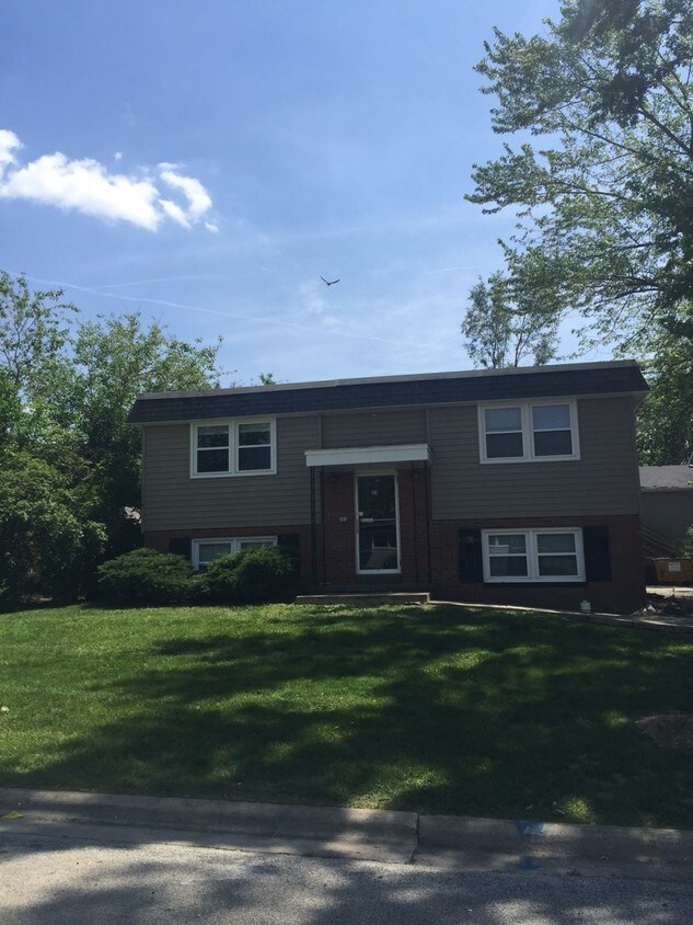 211 Lindell Apartments in Normal, IL