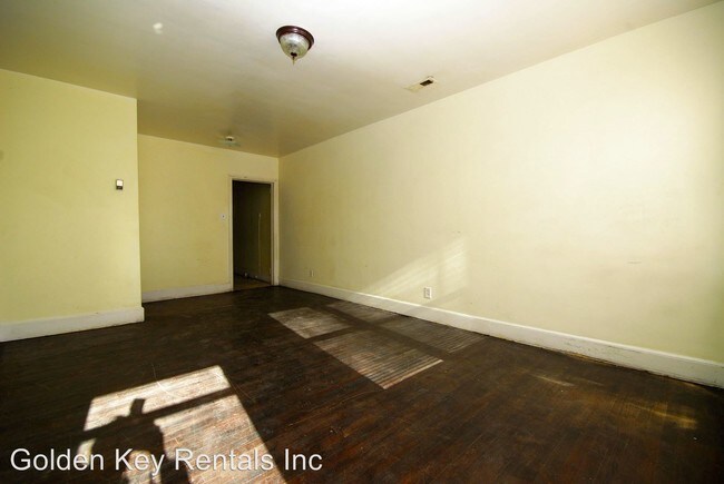 Building Photo - 2 br, 1 bath House - 811 E. Walnut St.