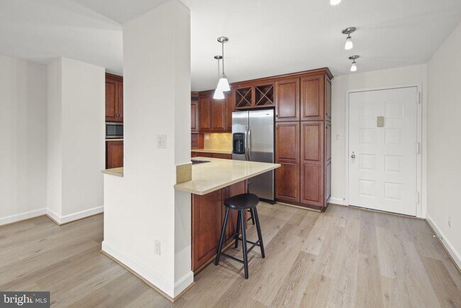 Foto del edificio - 8340 Greensboro Dr