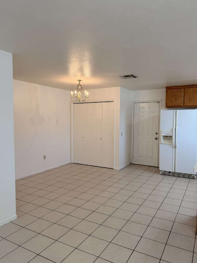 Foto del edificio - 2 Bed | 1 Bath Triplex Available!
