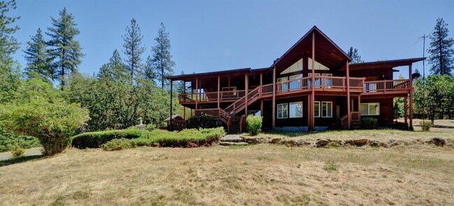Building Photo - 735 Forest Hills Dr
