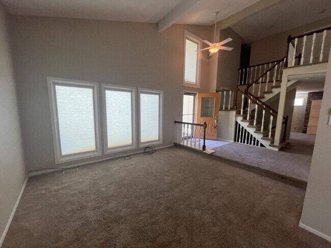 Building Photo - Large Home in Bellevue for Rent