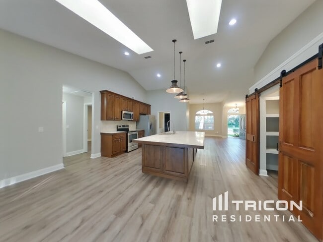 Building Photo - 7049 Sawmill Cir