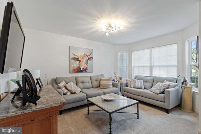 Foto del edificio - 220 Primrose Ln