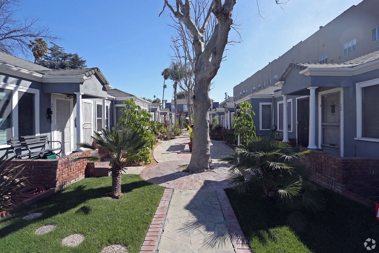COURTYARD - 564-592 N Kingsley Dr