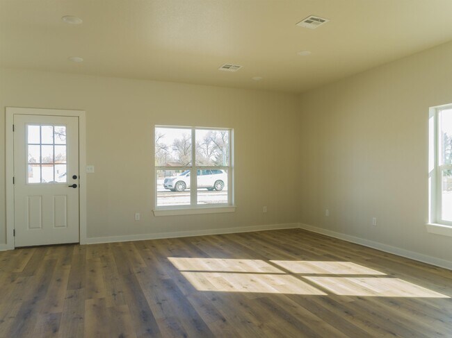 Foto del edificio - 547 Moore Ave