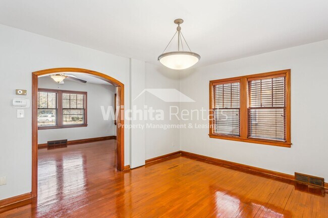 Foto del edificio - Charming 3 bedroom, 1.5 bathroom home, with 1 car garage in the Heart of Riverside