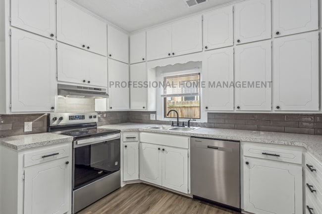 Building Photo - Open House 7/8 from 2-3PM. Beautifully upd...