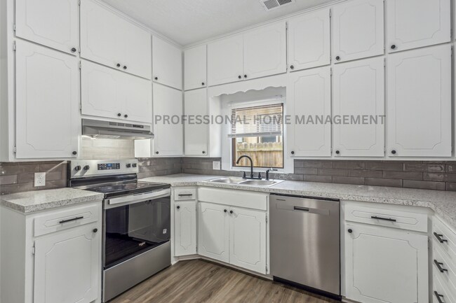Foto del edificio - Open House 7/8 from 2-3PM. Beautifully upd...