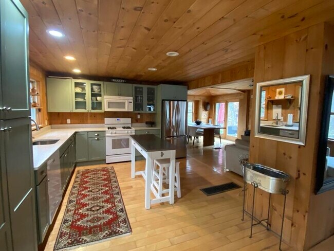 Foto del edificio - 64 Chauncey Creek Rd