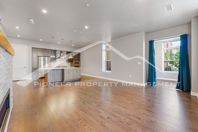 Foto del edificio - Spacious Condo with Washer/Dryer and Centr...