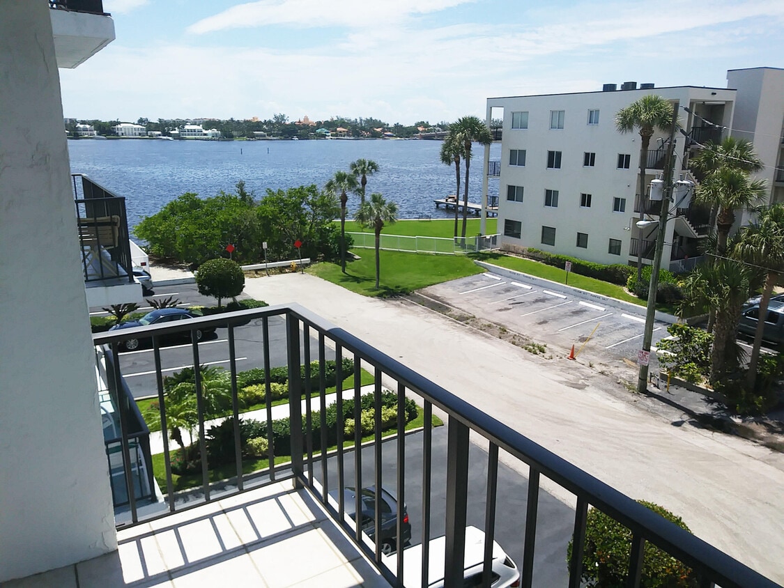 301 Croton Ave Unit 401, Lantana, FL 33462 Condo for Rent in Lantana