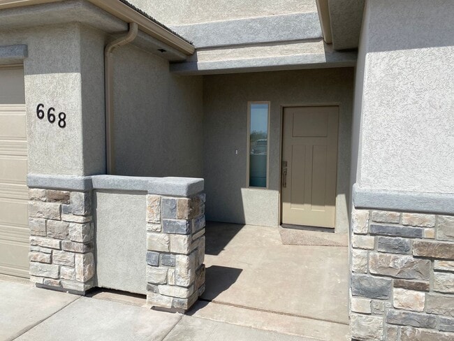 Building Photo - Newer- Red Mountain Vista Town Home,