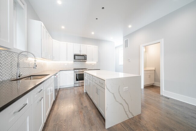 Foto del edificio - 556 W 18th St