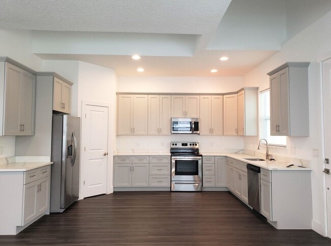 Building Photo - Stunning Home in College Park; Upgraded Fi...