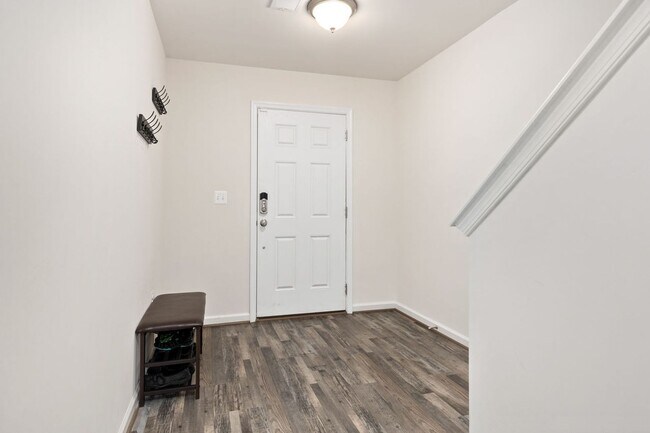 Building Photo - Beautiful, Like New 3 Bedroom Townhome in ...