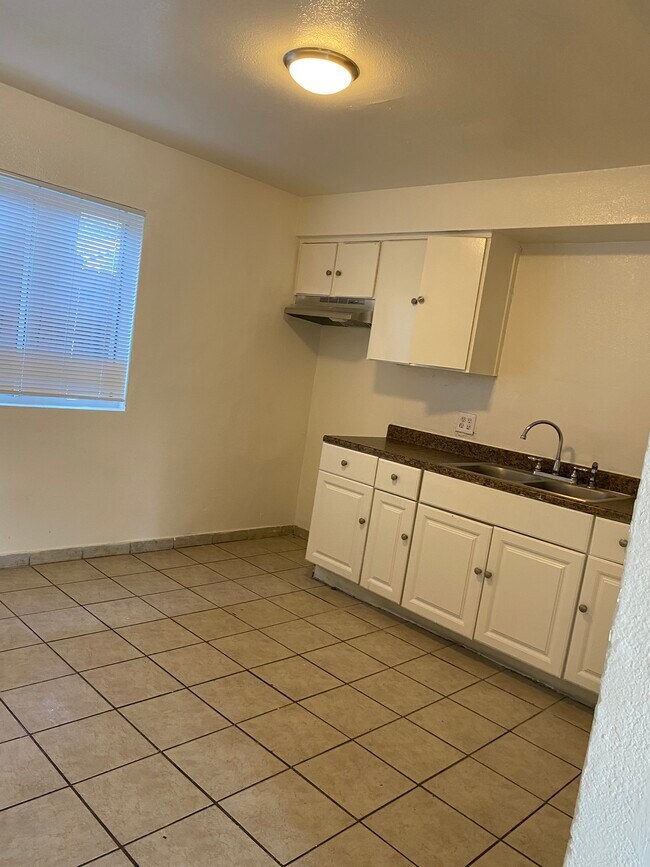 Building Photo - 1520 Palm Dr